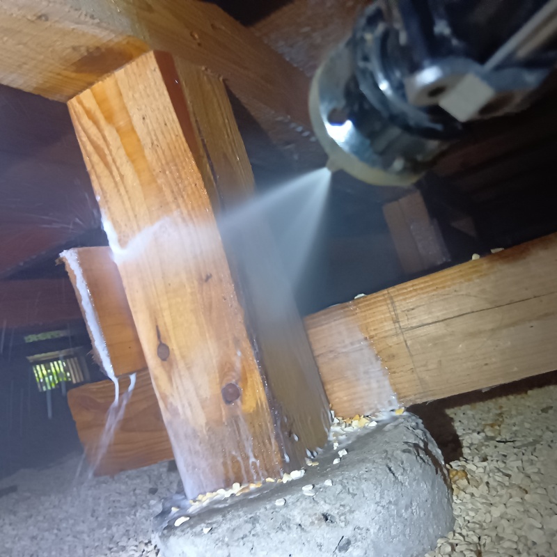 床束にシロアリ駆除剤を散布