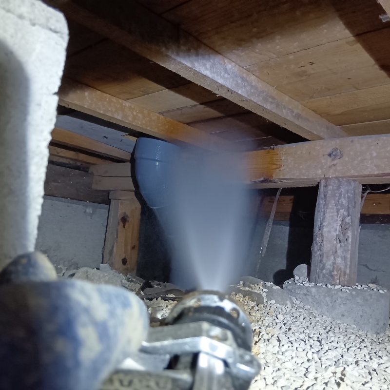 配管まわりの木材にシロアリ駆除剤を散布