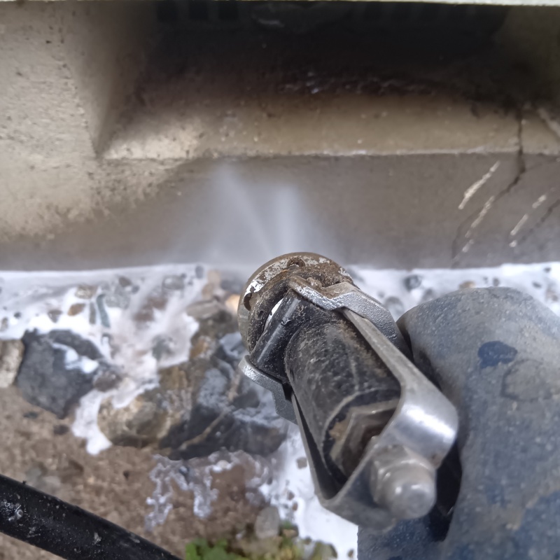 床下換気口まわりにシロアリ駆除剤を散布