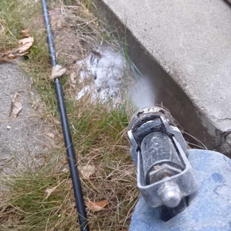 建物外周の土壌にシロアリ駆除剤を散布