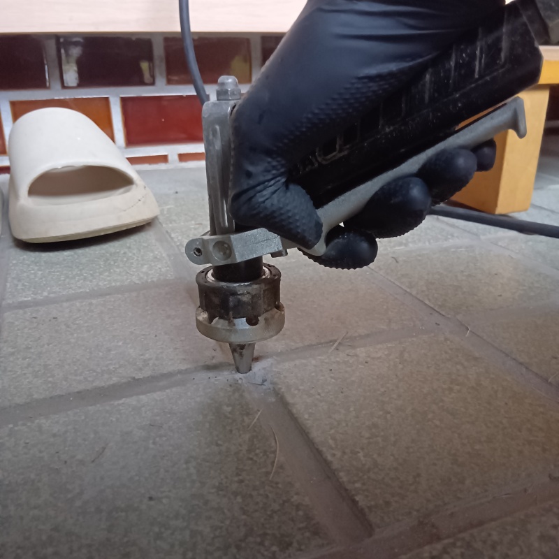 玄関床の目地からシロアリ駆除剤を注入