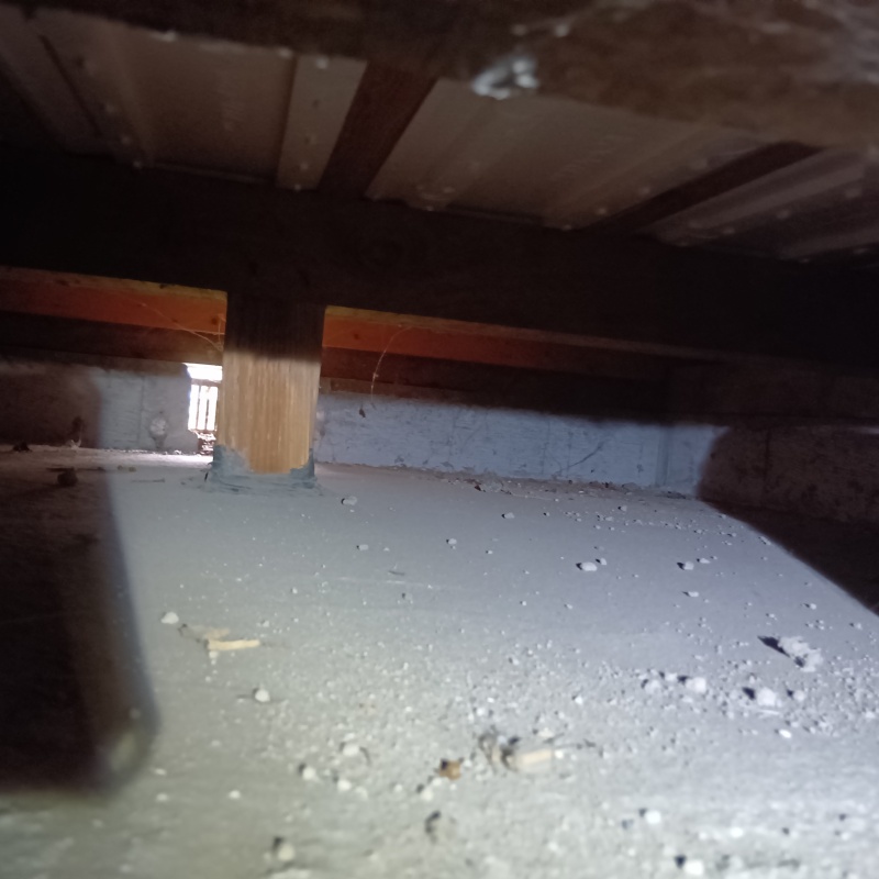 調湿材を設置する前の床下の様子