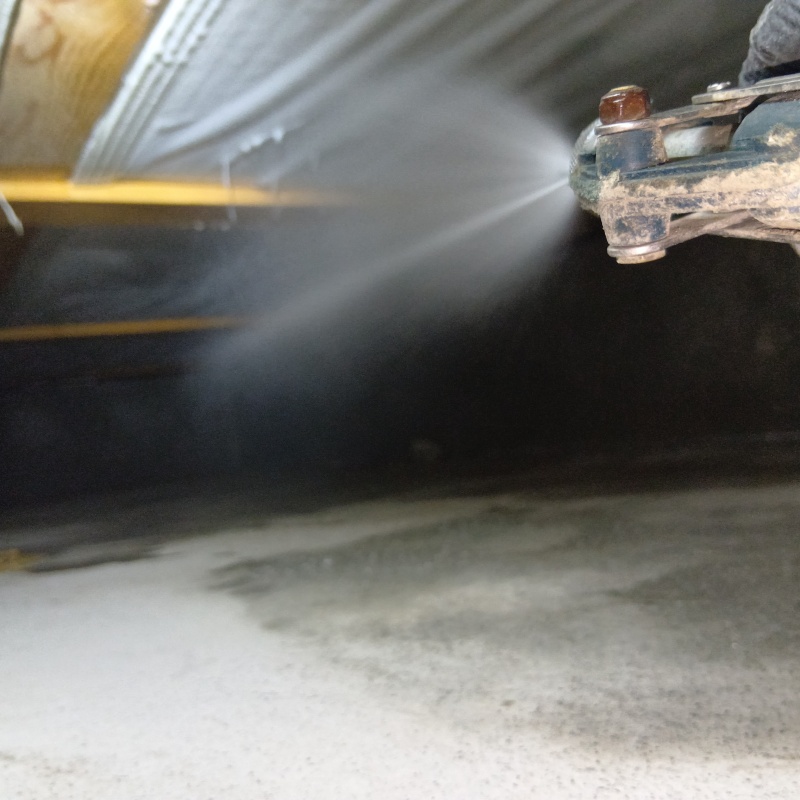 床下断熱材に防蟻剤を散布する様子