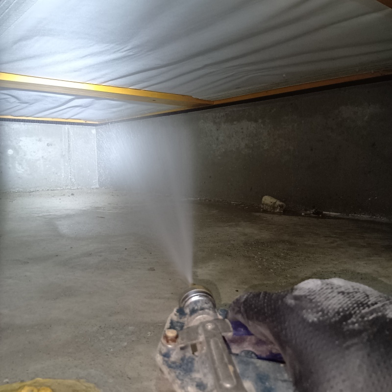 床下上部の木材に防蟻剤を散布