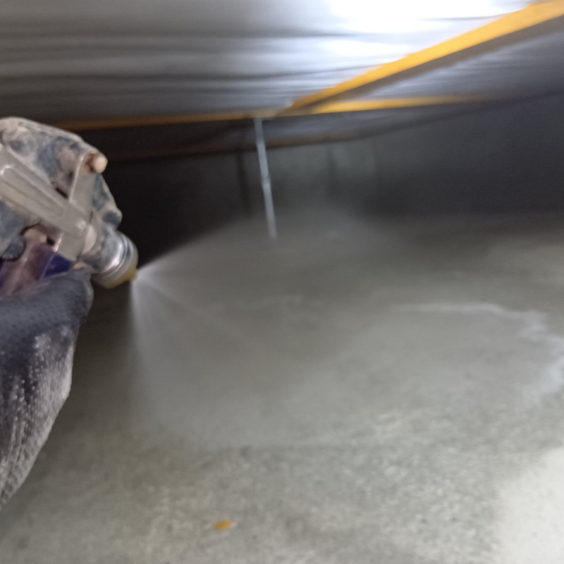 基礎に防蟻剤を散布