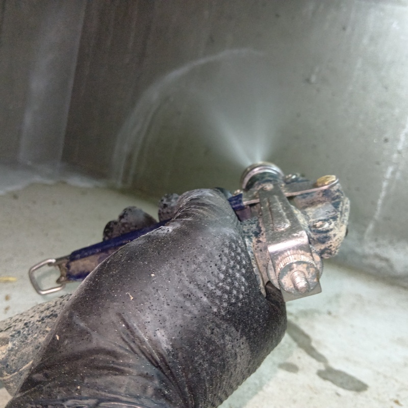 床下の基礎部分に防蟻剤を散布