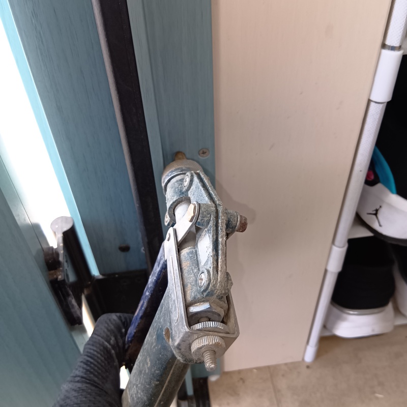 窓枠のネジ穴から防蟻剤を注入