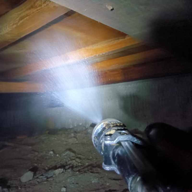 床下の木材にシロアリ駆除剤を散布