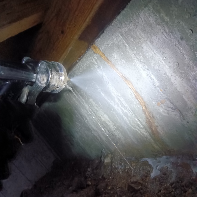 床下の地面にシロアリ駆除剤を散布