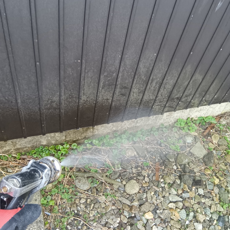 建物の外周にシロアリ駆除剤を散布