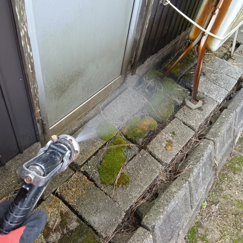 建物の外周にシロアリ駆除剤を散布