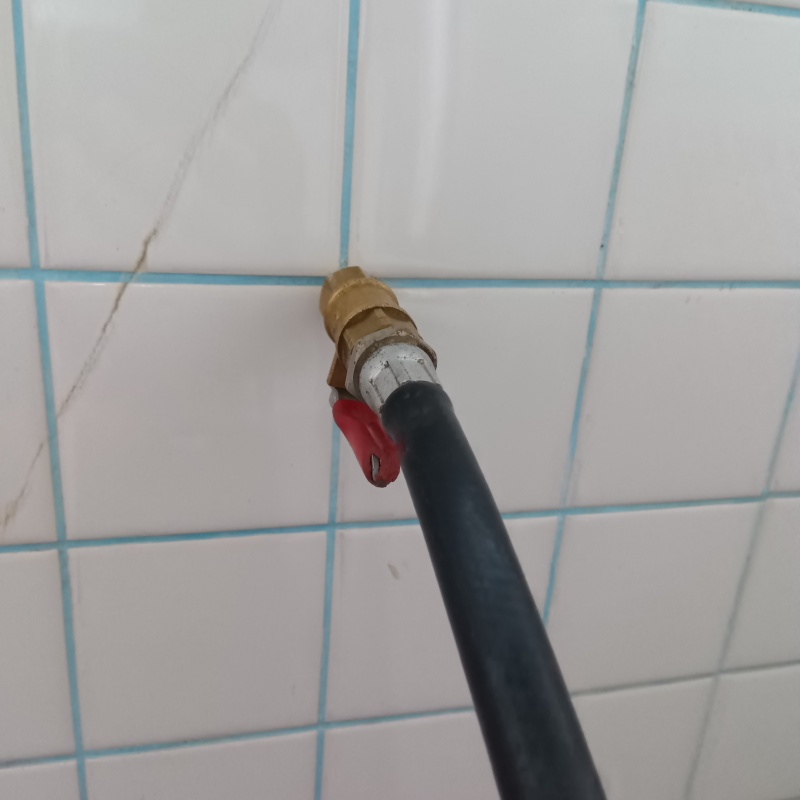 浴室の壁にシロアリ駆除剤を注入