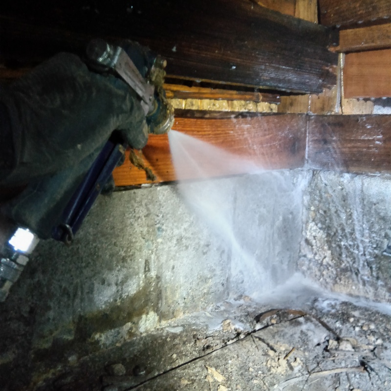 床下の基礎部分にシロアリ駆除剤を散布