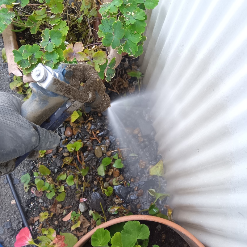 建物外周の土壌にシロアリ駆除剤を散布