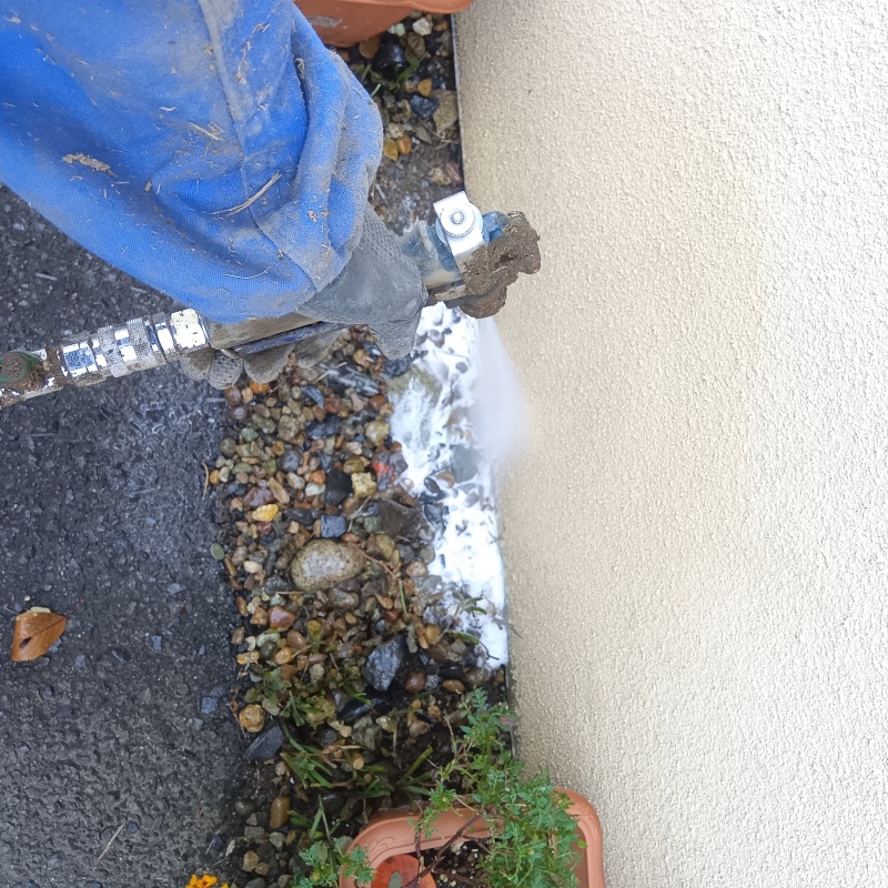 建物外周の土壌にシロアリ駆除剤を散布