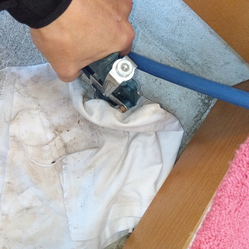 玄関床のコンクリートに穴を開けてシロアリ駆除剤を注入