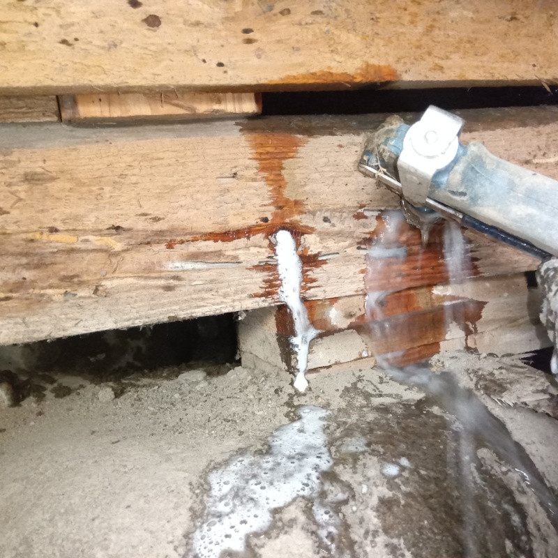 傷んだ木材に穴を開けて直接シロアリ駆除剤を注入