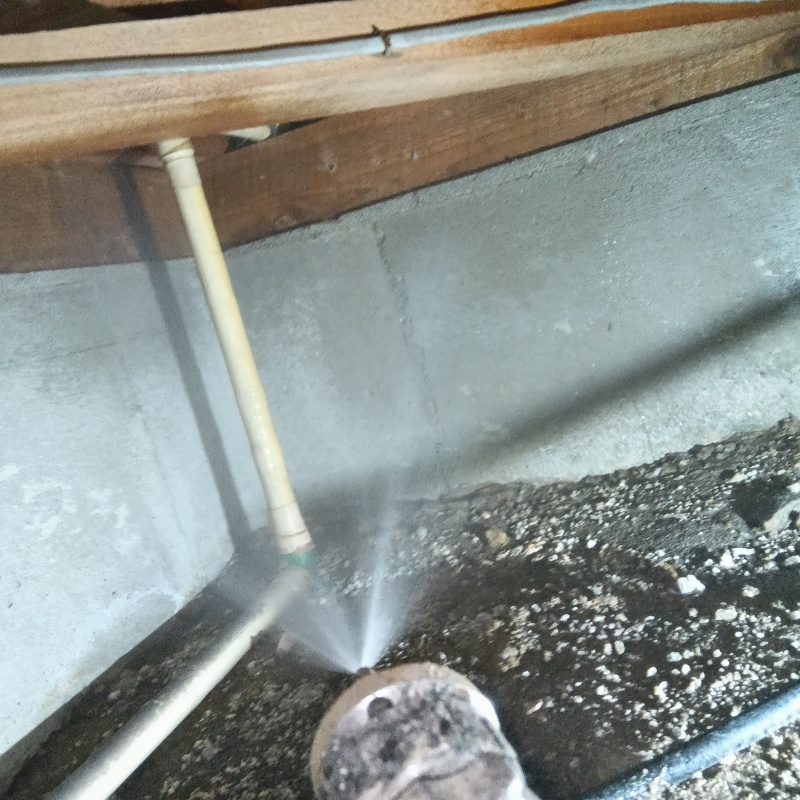 床下の土壌にシロアリ駆除剤を散布