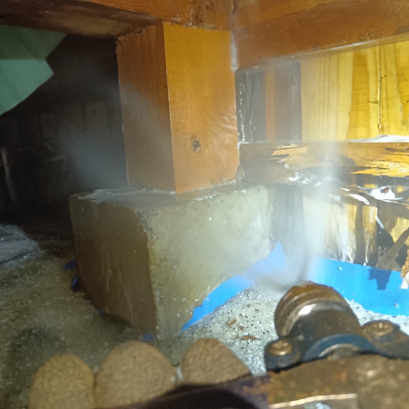 床下の束石にシロアリ駆除剤を散布