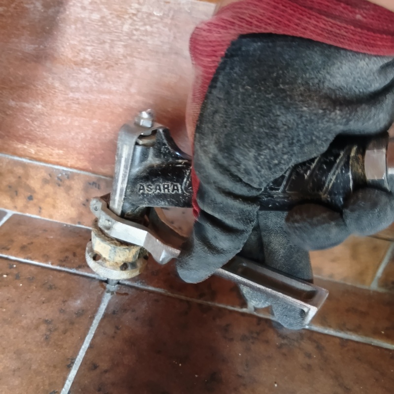 玄関床のタイルの目地からシロアリ駆除剤を注入