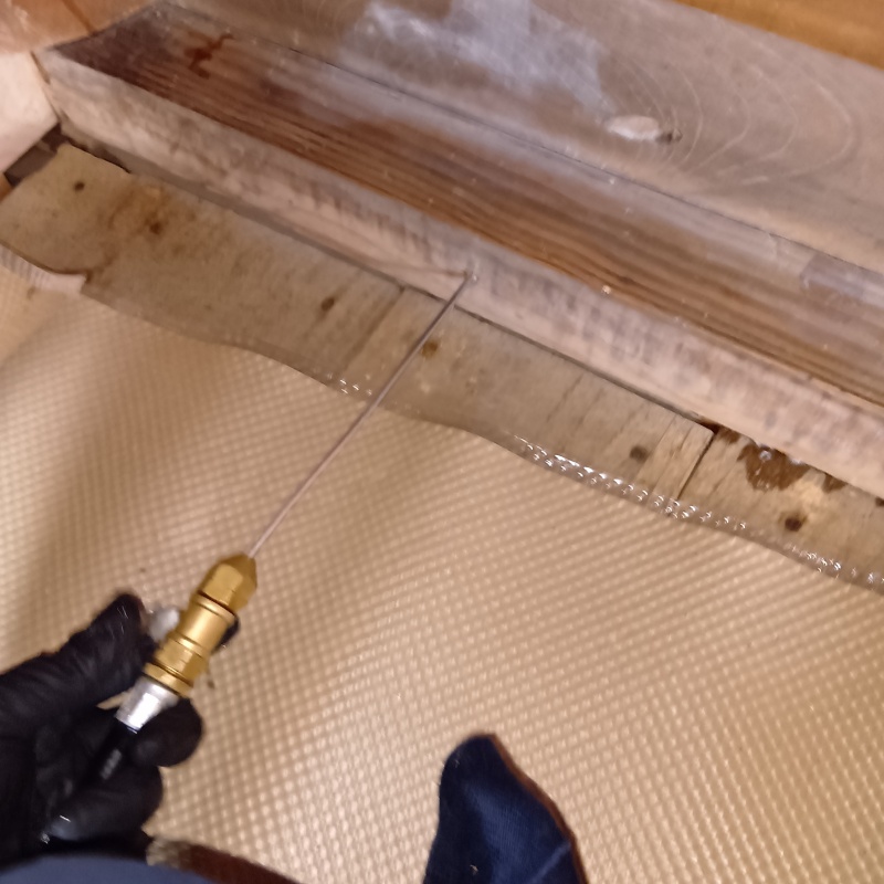 木材に穴を開けてシロアリ駆除剤を注入