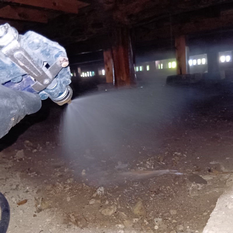 床下の土壌にシロアリ駆除剤を散布