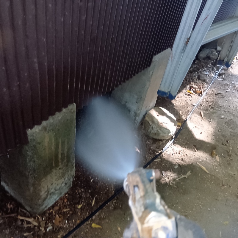 建物外周にシロアリ駆除剤を散布