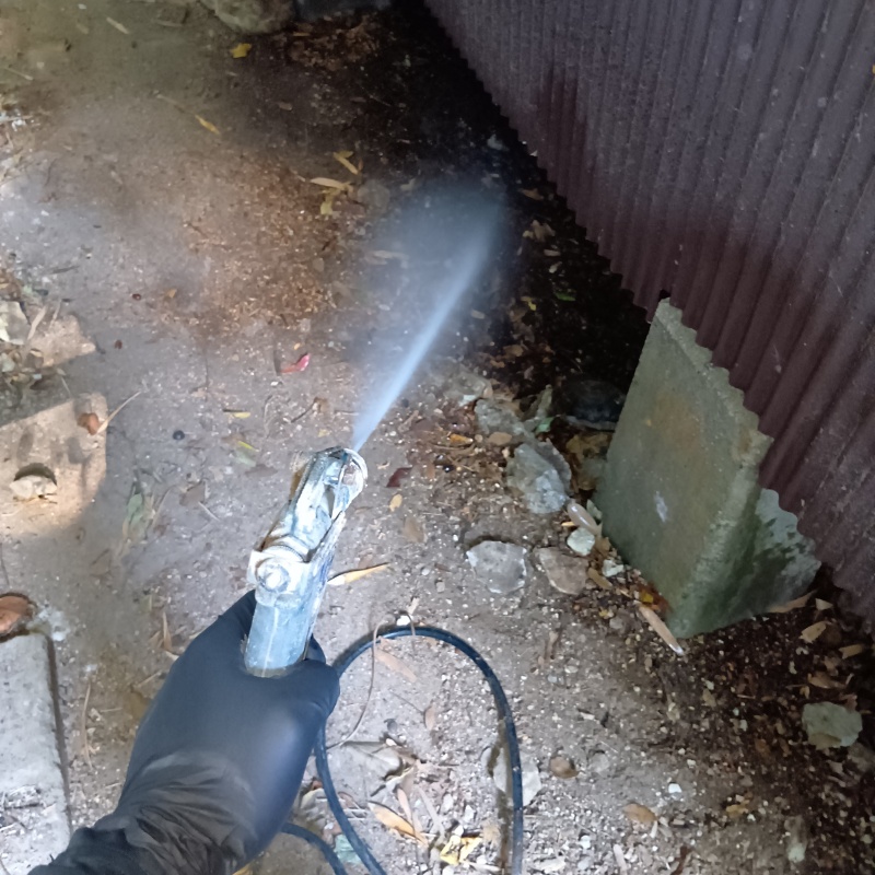 建物外周にシロアリ駆除剤を散布