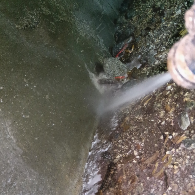 床下の土壌にシロアリ駆除剤を散布