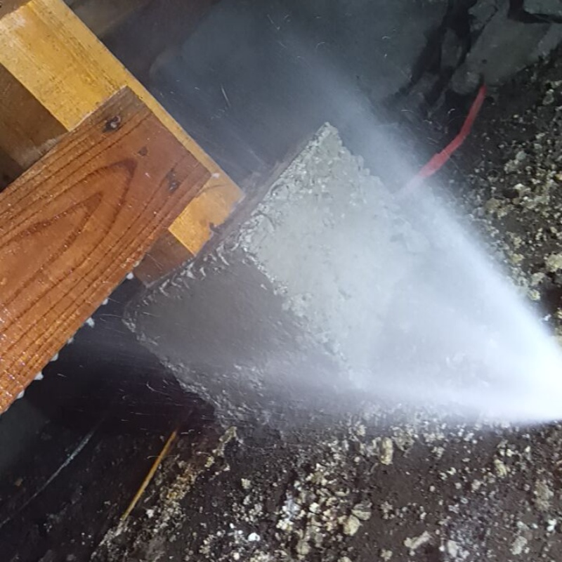 床下の束石にシロアリ駆除剤を散布