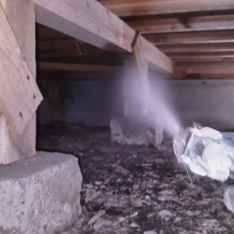 床束にシロアリ駆除剤を散布