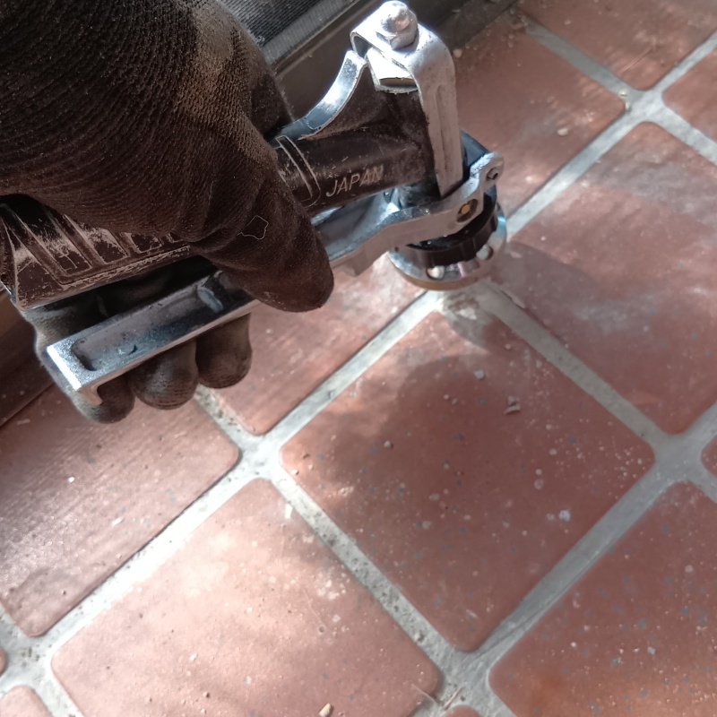 赤レンガ風のタイルの目地にシロアリ駆除剤を注入