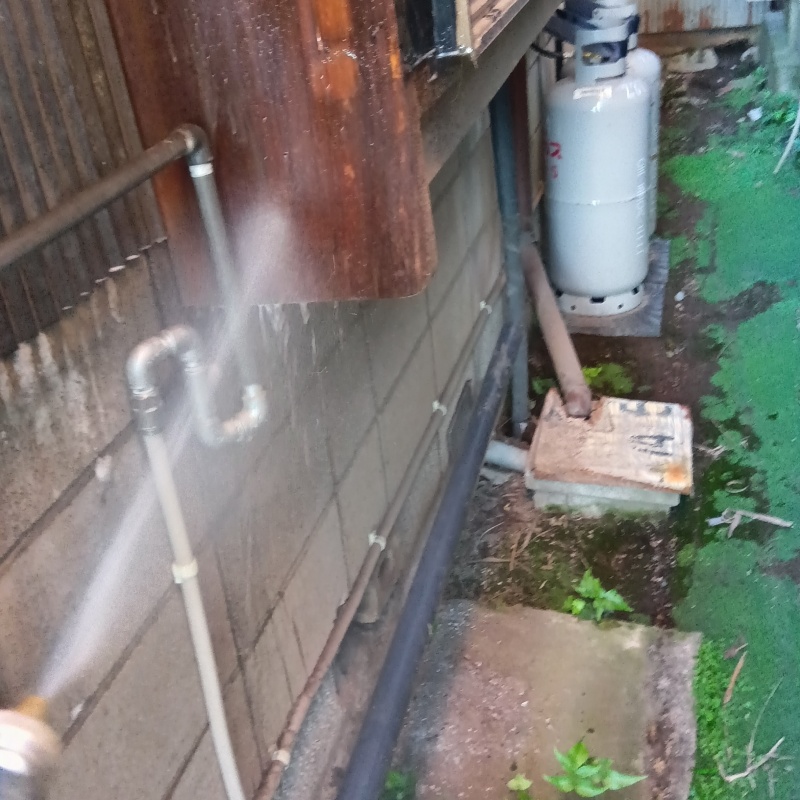 窓枠にシロアリ駆除剤を吹きつけている様子