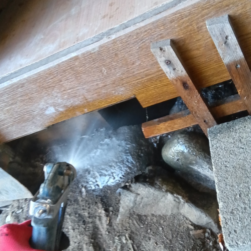 建物外周の土壌にシロアリ駆除剤を散布