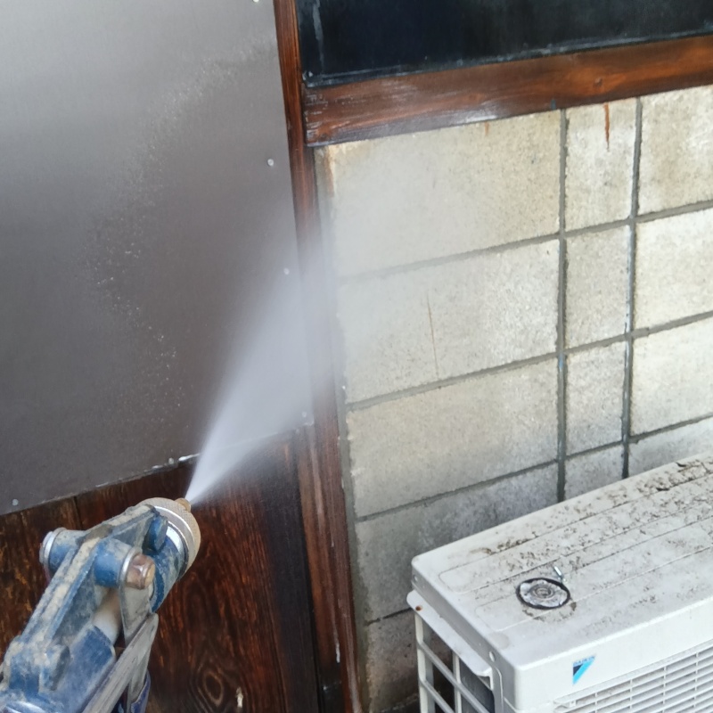 建物外壁にシロアリ駆除剤を散布