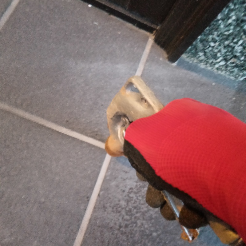 壁内に防蟻剤を注入している様子