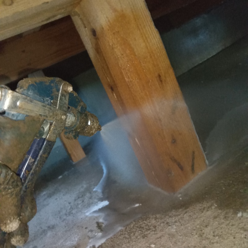 床束にシロアリ駆除剤を散布