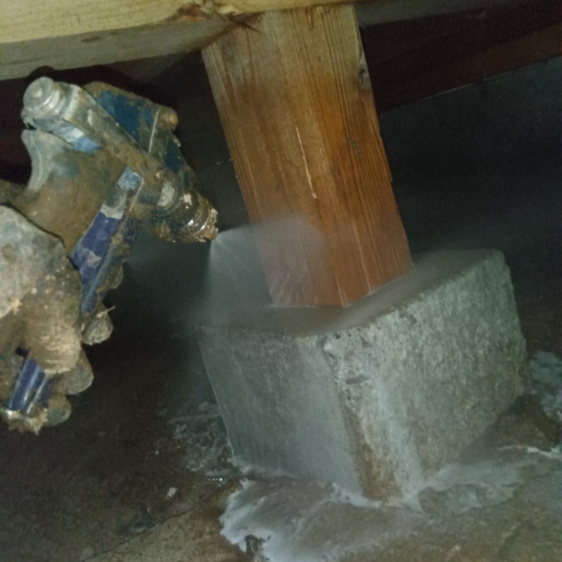 床下換気口まわりにシロアリ駆除剤を散布