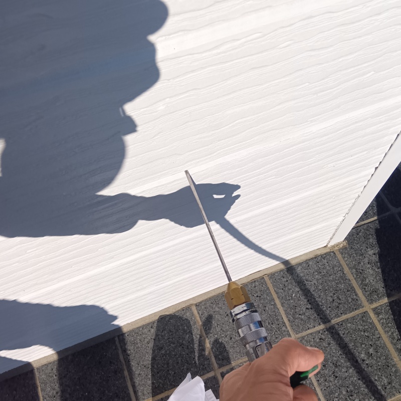 外壁に穴を開けて内部にシロアリ駆除剤を注入