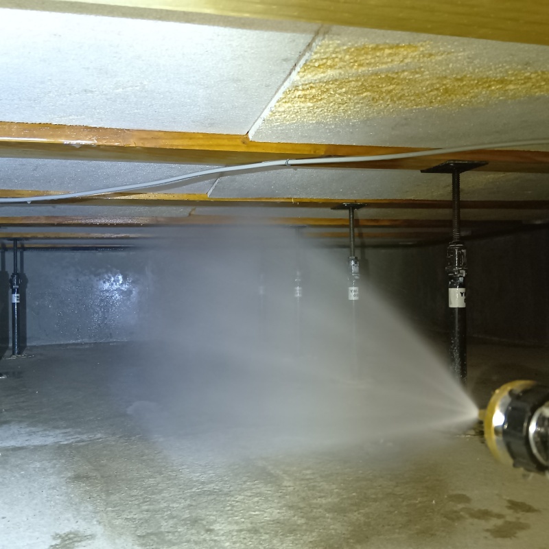 基礎にシロアリ駆除剤を吹きつけている様子