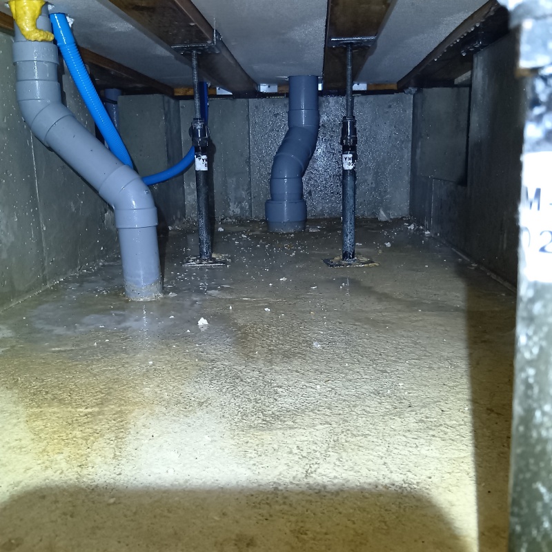 床下の配管まわりにシロアリ駆除剤を散布