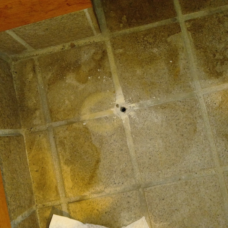 玄関床に穴を開けている様子