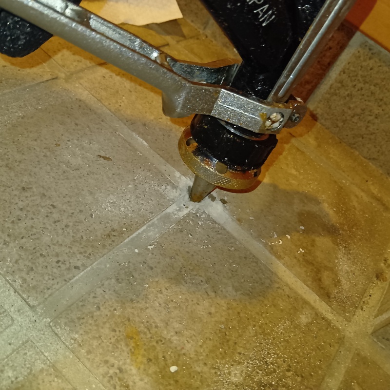 開けた穴からシロアリ駆除剤を注入している様子