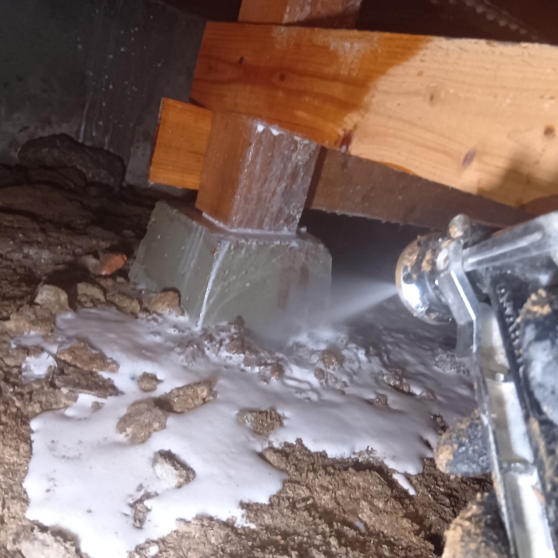 土壌にシロアリ駆除剤を散布