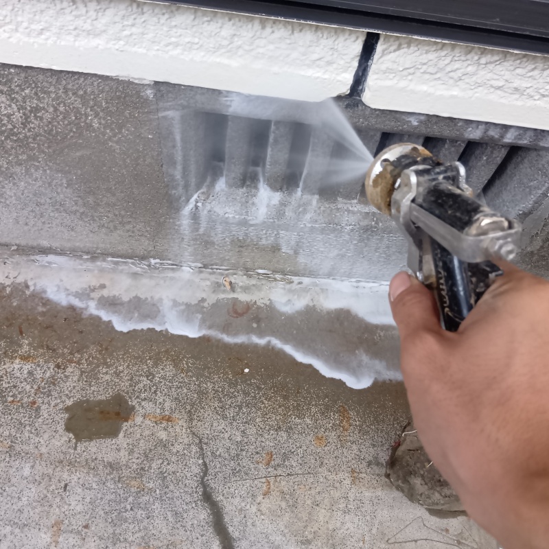 基礎まわりにシロアリ駆除剤を散布