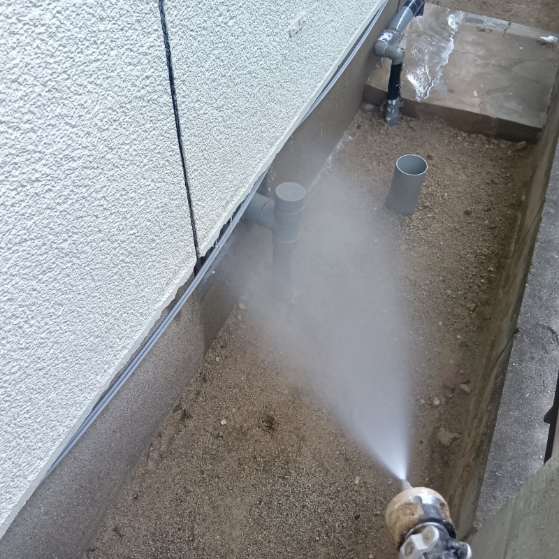 建物外周の土壌にシロアリ駆除剤を散布