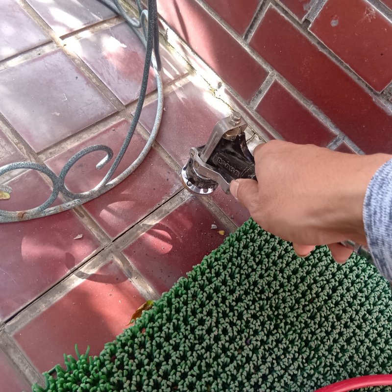 玄関床にシロアリ駆除剤を注入