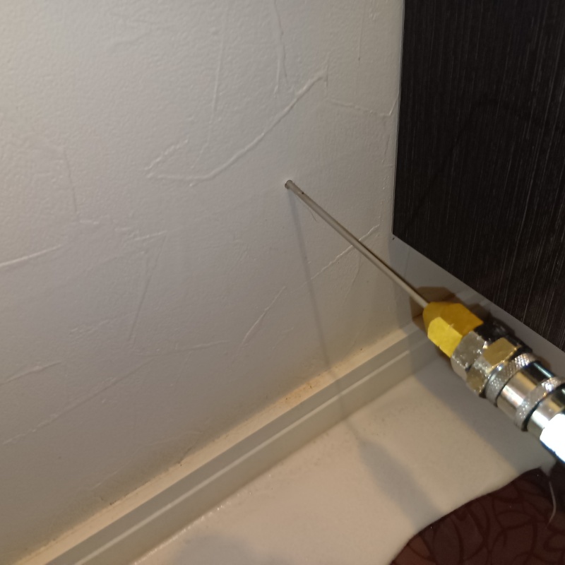 壁内にシロアリ駆除剤を注入