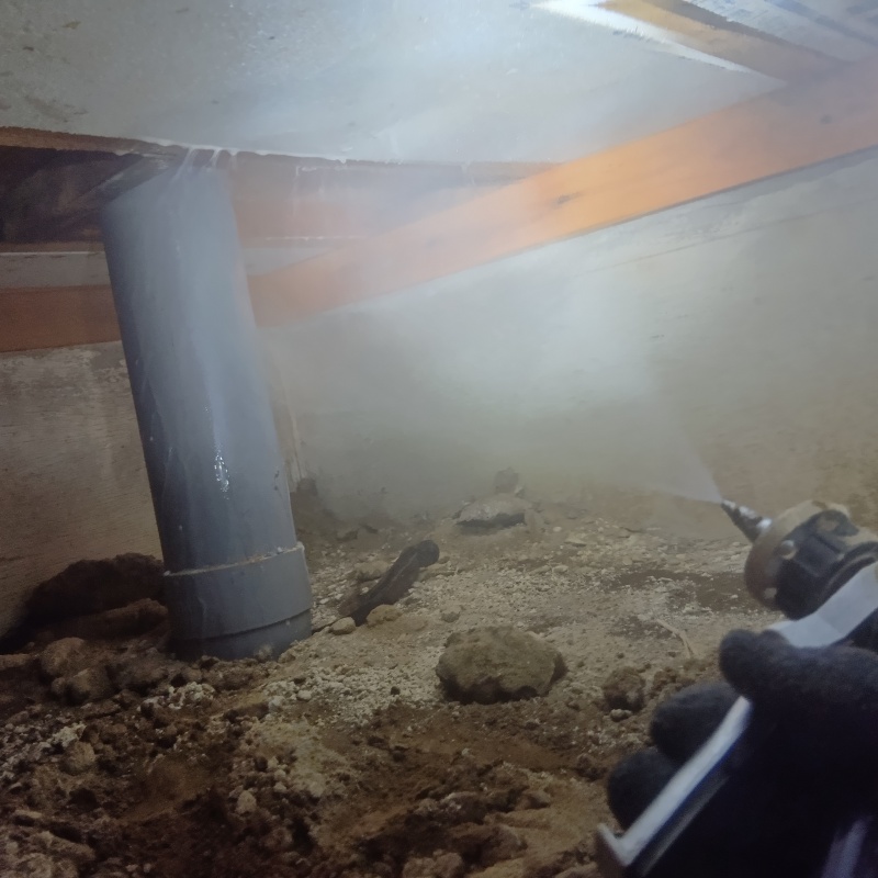 床下の基礎にシロアリ駆除剤を散布