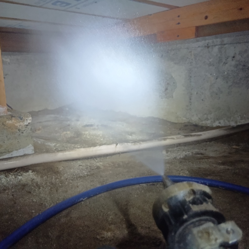 床下の土壌にシロアリ駆除剤を散布